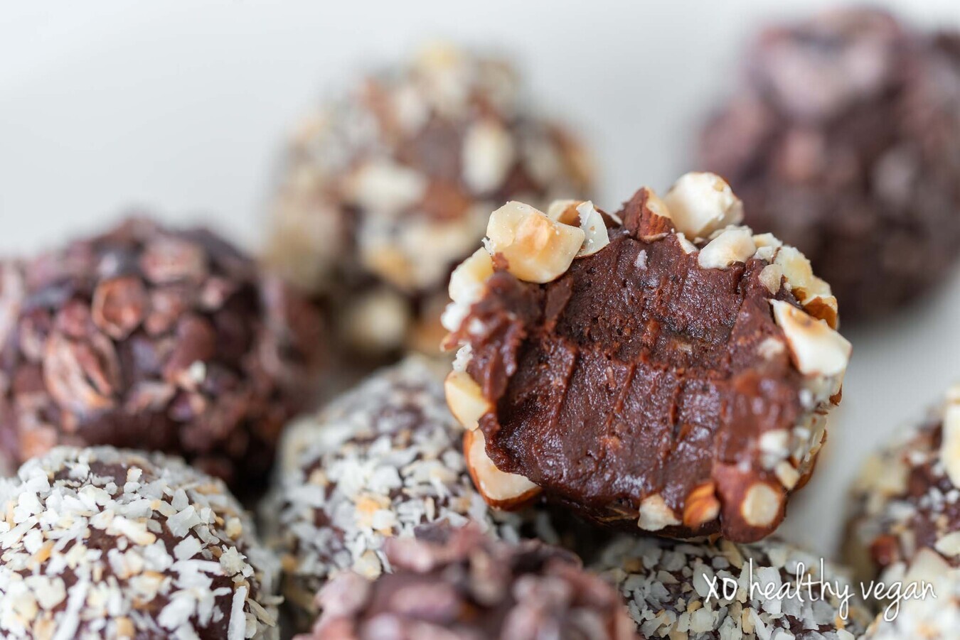 Healthy-Vegan-Cacao-Truffles-12
