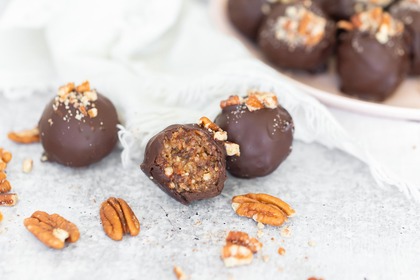 Healthy-Vegan-Pecan-Pie-Truffles-9