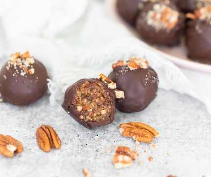 Healthy-Vegan-Pecan-Pie-Truffles-9