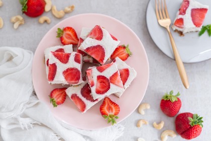 HealthyVegan-RawStrawberryShortcakeBars-1