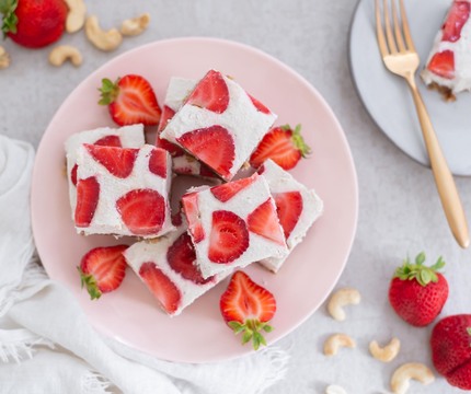 HealthyVegan-RawStrawberryShortcakeBars-1